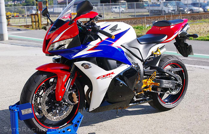'11 Honda CBR600RR with SATO RACING Front and Rear Axle Sliders