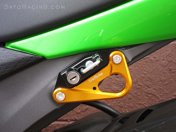 SATO RACING Kawasaki ZX-6R Racing Hook [L] installed with Helmet Lock