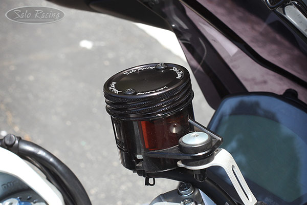 Brake fluid reservoir cap FC-B1 in Black on a Ducati Supersport