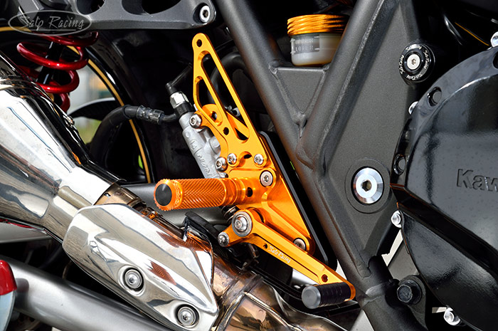 SATO RACING Kawasaki ZRX1200 DAEG [R]-side Rear Sets and Brake Reservoir Cap in Gold