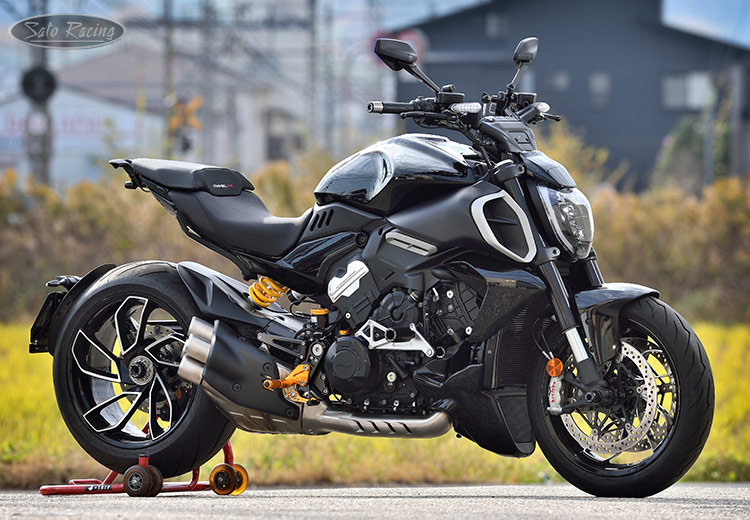 Ducati Diavel V4 with SATO RACING Rear Sets, Sliders and other parts