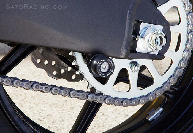 SATO RACING Swingarm Spools on a 2013 ZX-6R