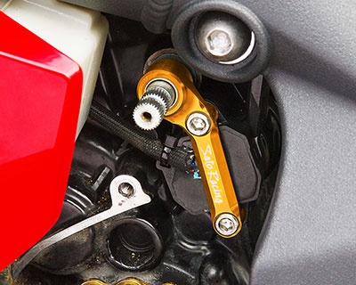 SHIFT SPINDLE HOLDER - Triumph Daytona -'12 / Street Triple -'16